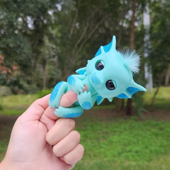 WowWee Fingerlings Interactive Blue Baby Noa Dragon Toy Figure - Picture 1 of 2